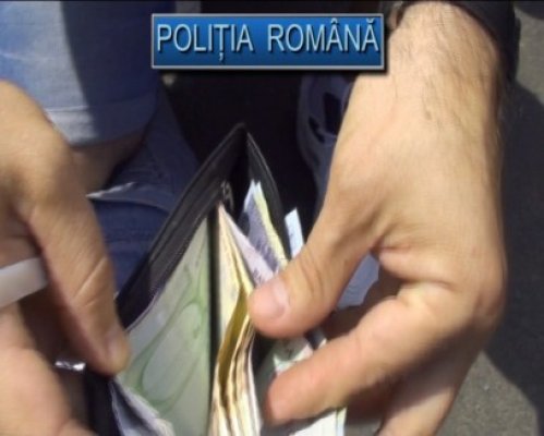 Iată imagini de la flagrantul care a dus la prinderea proxenetului care a obligat minore să se prostitueze!